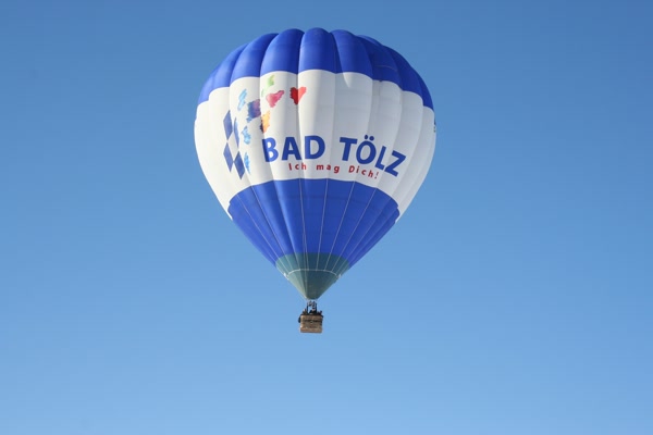 Heißluftballon über dem Isarwinkel